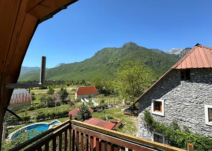 7 בית הארחה *